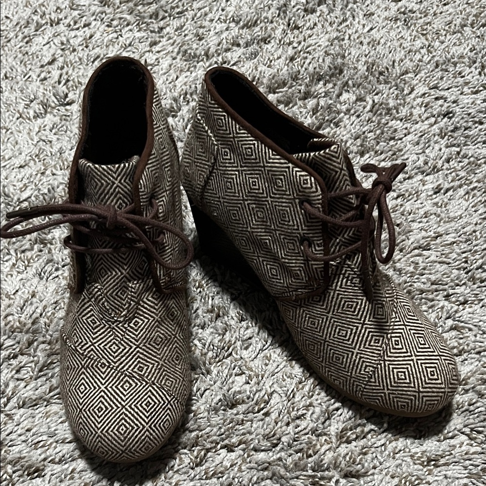 Toms Brown Geometric Chukka Boots